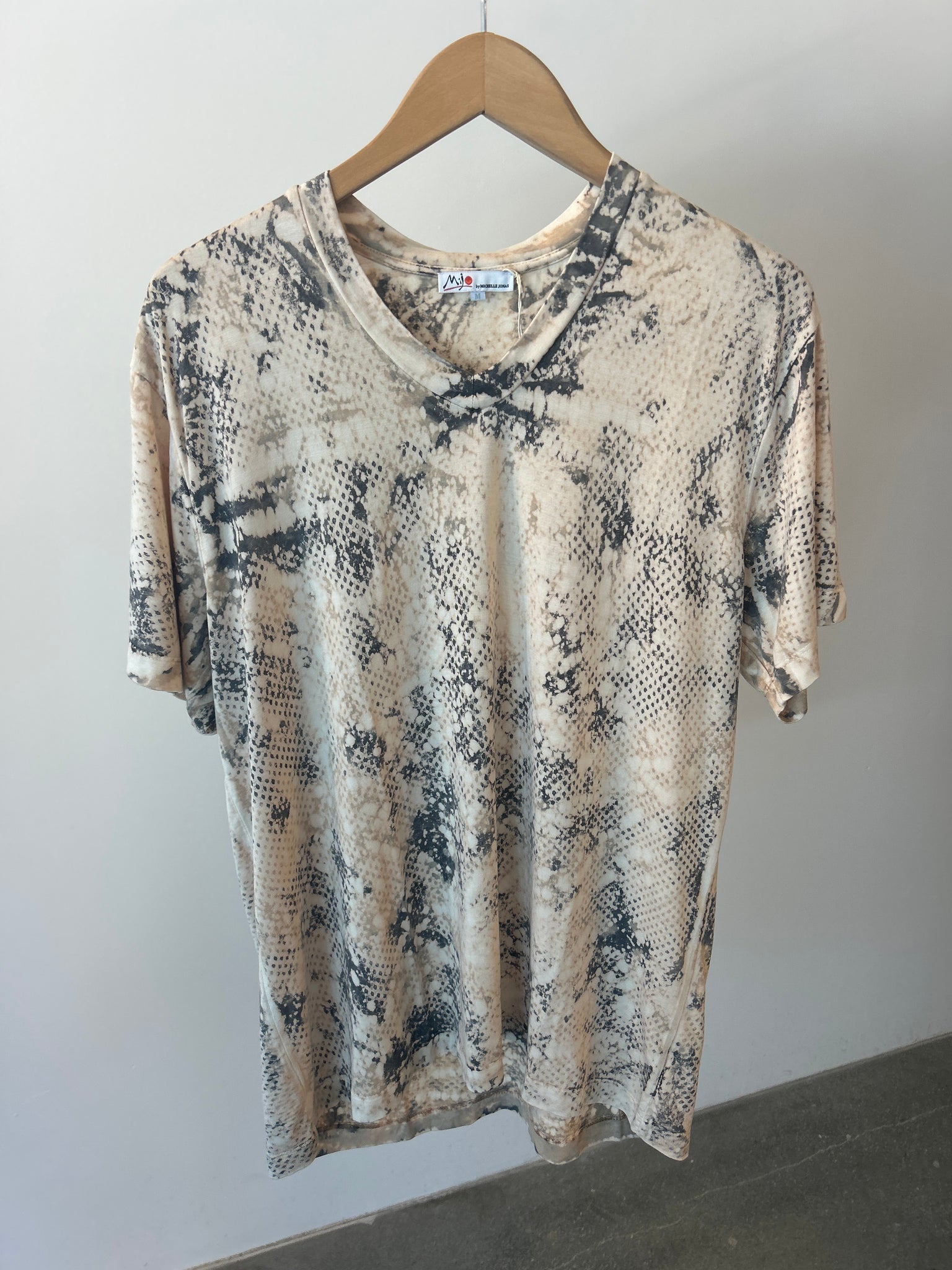 Super Luxe V-neck T-shirt